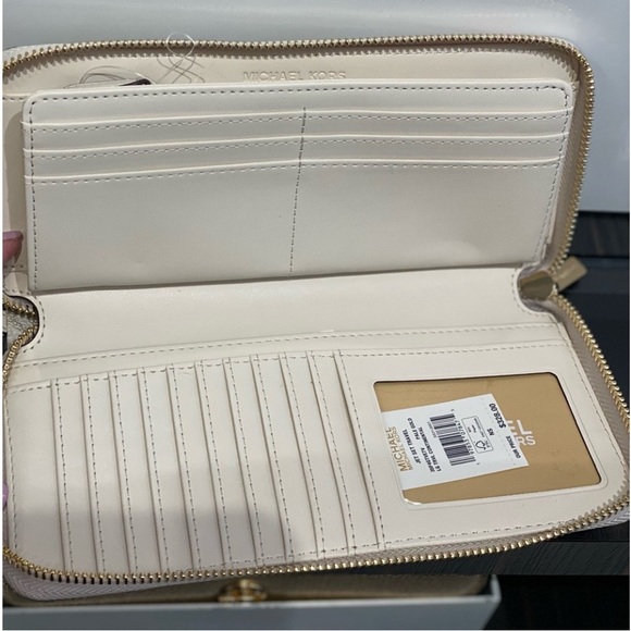 Michael Kors Jet Set
Travel Large Signature
Logo and Metallic Continental Wallet - Picture 8 of 13